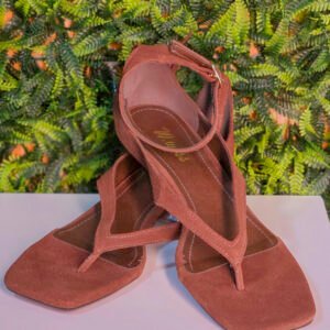 Sandália feminina em tiras