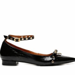 Sapatilha com aplicação de ilhós