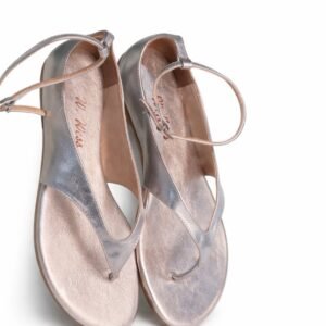 Sandália rasteira de dedo com tira no tornozelo